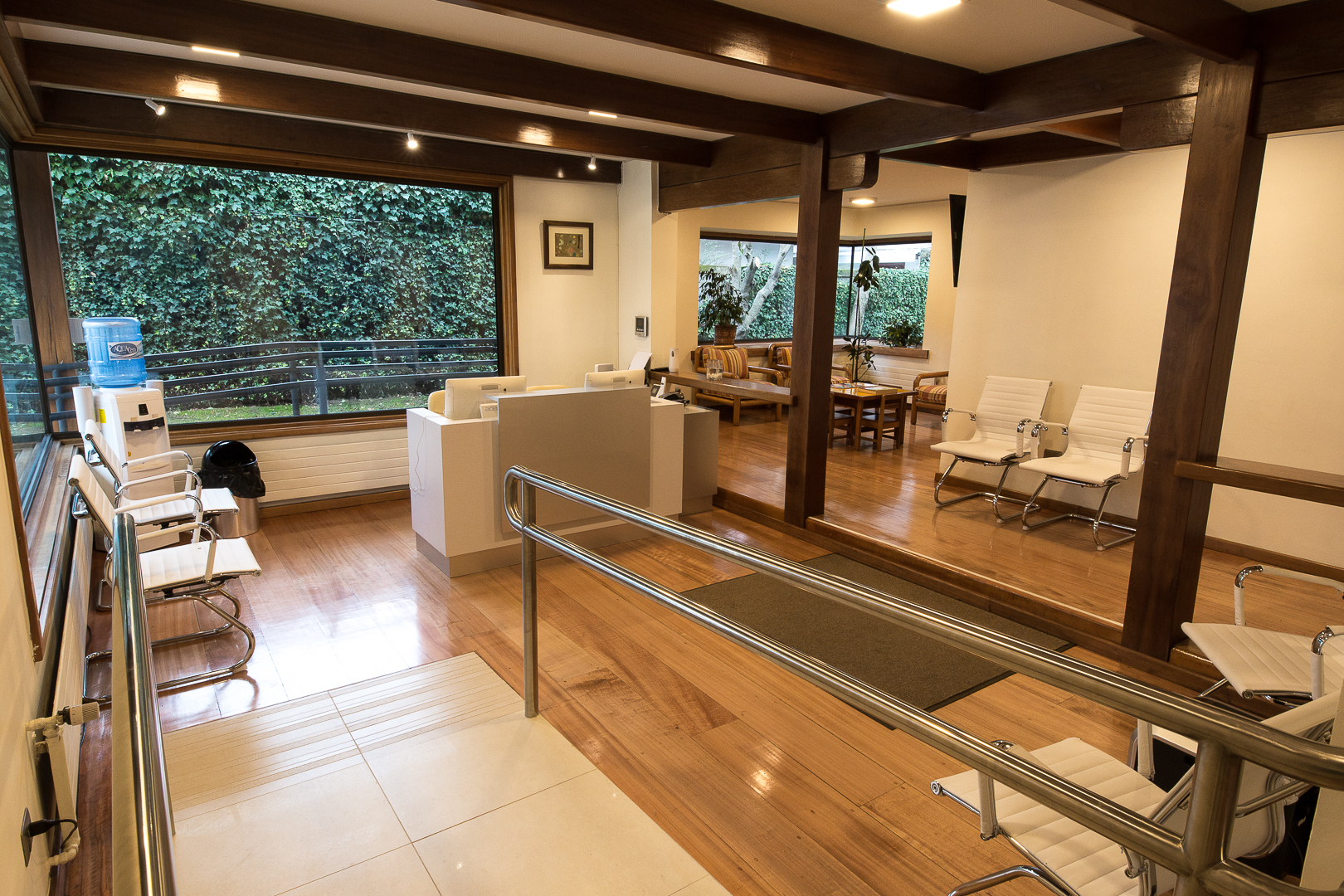 Recepción y sala de espera del Centro Odontológico Torremolinos en Temuco