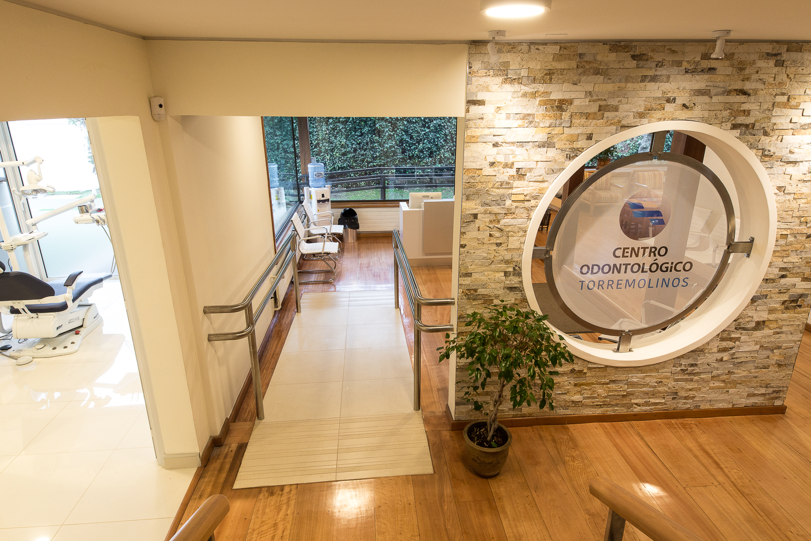 Acceso interior y recepción del Centro Odontológico Torremolinos
